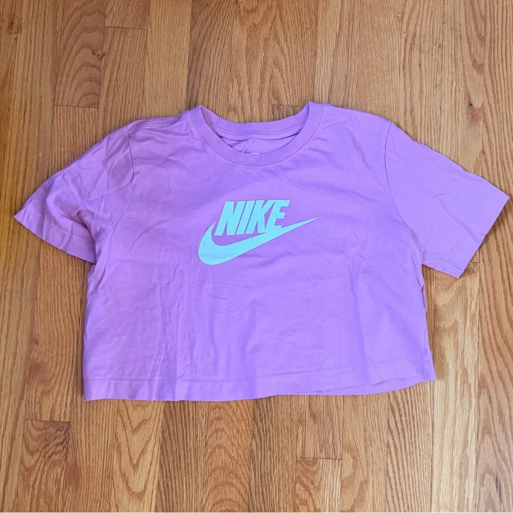 Cropped Nike Tee